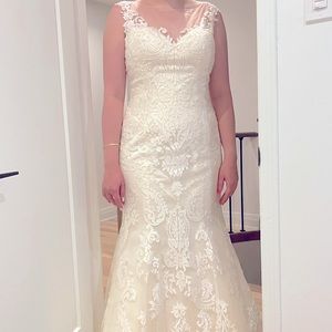 Brand new Ivory sequin wedding dress, fits size M.